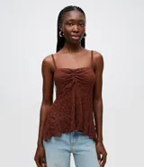 Blusa peplum de encaje marrón con breteles finos, escote cuadrado y busto fruncido.