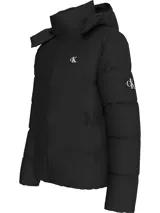 Campera puffer negra con capucha desmontable, cierre frontal con cremallera, bolsillos laterales con cremallera, puños y bajo elásticos, y logo de Calvin Klein bordado en el pecho.