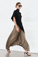 Pantalón bombacho fluido color beige, de tiro bajo y cintura elástica, confeccionado en hilatura de lyocell.