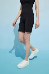 Biker negro de tiro alto con bolsillos laterales.