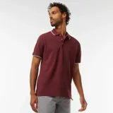 Remera polo de piqué color bordó con cuello y mangas con ribete blanco.