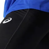 Calza larga de running negra con logo de Asics en blanco.