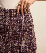 Minifalda de tweed con estampado de cuadros en tonos borgoña, blanco y negro.