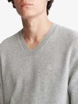 Sweater gris de lana merino con cuello en V y logo bordado en el pecho.