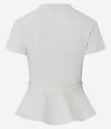 Blusa de punto Roma color celeste, con cuello alto, mangas cortas y diseño peplum. Presenta recortes estructurales y un cinturón integrado con hebilla metálica en la cintura, finalizando en un ruedo con volados.