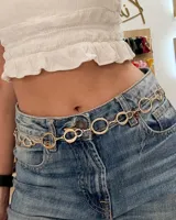 Cinturón de cadena de eslabones circulares entrelazados en color dorado, con diseño ajustable.