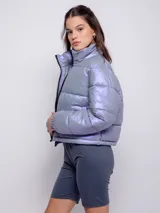 Calza corta de lycra color gris azulado con brillos.