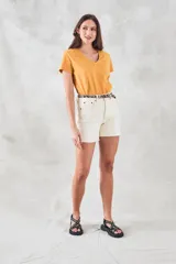 Remera de algodón color mostaza, de manga corta y escote en V con detalle metalizado.