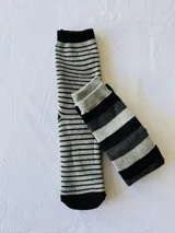 Pack de dos pares de medias de caña media, uno con rayas horizontales finas en gris y negro, y otro con rayas horizontales anchas en gris y negro.