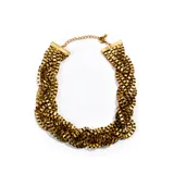 Collar corto dorado con múltiples hilos trenzados de eslabones rectangulares.