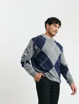 Sweater de punto con diseño de rombos en gris y azul marino, escote redondo a la base, manga larga y terminaciones en punto acanalado en cuello, puños y ruedo.