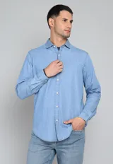 Camisa celeste de jean con cuello clásico, manga larga y cierre frontal con botones.