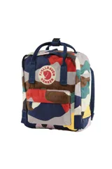 Mochila Fjallraven Kanken Art Mini con estampado abstracto multicolor y detalles en azul marino.