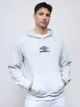 Canguro con capucha y bolsillo frontal tipo canguro, confeccionado en tejido de felpa. Presenta el logo de la marca bordado en el centro del pecho.