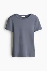 Remera de punto acanalado color gris azulado, de corte entallado, con cuello redondo ribeteado y mangas cortas.