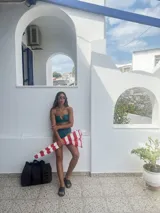 Bombacha de bikini tiro alto color verde esmeralda, de tejido de punto con hilado italiano, modelo vedetina, tela dry fit con protección UV.