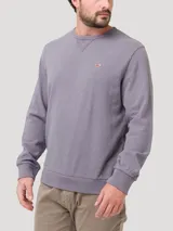 Buzo de algodón orgánico color gris jaspeado, con cuello redondo y terminaciones en rib en cuello, puños y pretina. Presenta un pequeño parche bordado de un pato en el pecho.