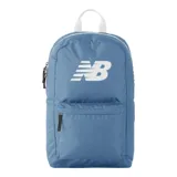 Mochila azul con logo de New Balance en blanco, tiras blancas y bolsillo frontal con cierre.