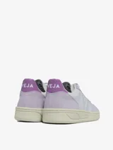 Zapatillas Veja V-10 blancas con detalles en lila y logo en celeste. Fabricadas con cuero y gamuza.