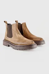 Botas Chelsea de gamuza color tostado, con paneles elásticos laterales en tono marrón oscuro, tirador trasero y suela chunky de goma con plataforma track.