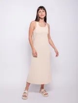 Vestido largo de tejido de punto negro, sin mangas, con escote redondo y detalle de nudo en la espalda.