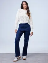 Jegging azul denim de algodón y poliéster, con pretina ancha elastizada, modelo recto, bolsillos delanteros simulados y bolsillos traseros aplicados.