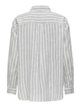Camisa Only modelo Tokyo, confeccionada en mezcla de lino y viscosa, con diseño a rayas verticales en tonos rosado y blanco, cuello clásico, cierre frontal de botones, manga larga y bolsillo aplicado en el pecho.