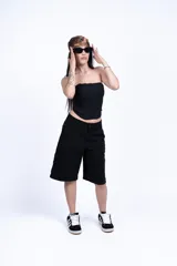 Corset fucsia con ballenas verticales y escote recto.