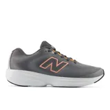 Championes de running New Balance modelo 411 v4, color gris con logo lateral en tono rosado. Presentan una capellada de malla transpirable, cordones al tono con detalles en naranja y una suela de EVA blanca con refuerzos de caucho para mayor amortiguación y tracción.