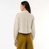 Camisa de manga larga con estampado de cuadros vichy en tonos verde y blanco, adornada con bordados de flores en toda la prenda y dobladillo inferior scalloped.