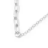 Colgante plateado con cadena de eslabones rectangulares y cadena de eslabones circulares.