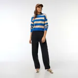Pantalón de jogging negro de corte ancho y recto (barrel), tiro alto con elástico en la cintura.