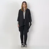 Poncho negro calado con capucha, de acrílico.