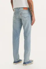 Jean de corte slim fit con diseño de cinco bolsillos, cierre de bragueta y tiro medio. Confeccionado en denim de lavado claro con efecto desgastado.