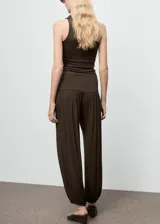 Pantalón de estilo globo color marrón, de tiro medio con panel elástico en la cintura y tejido elástico.