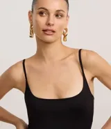 Body femenino de microfibra color negro, con escote en U, breteles finos y cierre en la entrepierna. Cuenta con forro interno y diseño ajustado al cuerpo.