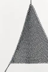 Sujetador tipo top triangular confeccionado en malla metálica de eslabones, con tirantes finos de cadena y cierre ajustable en cuello y espalda.