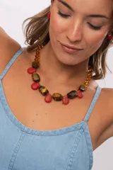 Collar corto de cuentas de ojo de tigre facetadas intercaladas con abalorios en forma de lágrima de resina azul y detalles de cristal verde.