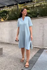 Vestido tejido color verde menta, con escote partido, mangas cortas y aberturas laterales.