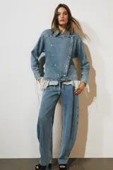 Jeans ZW Collection de tiro alto y diseño balloon leg, color celeste con efecto lavado. Presenta trabillas para cinto, bolsillos laterales ocultos en costura y cierre frontal con cremallera y botón metálico.