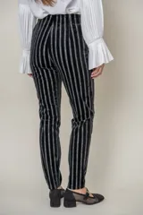 Pantalón negro de terciopelo con rayas verticales de lurex y cintura elástica.