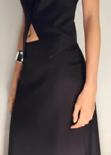 Falda larga recta de tiro medio, en tejido mezcla de viscosa, lino y algodón color negro, con cierre de botones laterales.