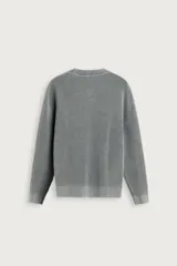 Sweater relaxed fit de canalé, color negro con efecto lavado, cuello redondo y manga larga con acabados en rib.