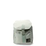 Mochila urbana de diseño compacto en color verde menta, con solapa superior y cierre de hebilla frontal. Cuenta con un bolsillo exterior con cierre y parche decorativo con logo de la marca.