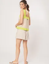 Top fucsia de lino con breteles anchos y diseño de franjas combinadas en rojo.