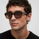 Lentes de sol con montura cuadrada de diseño retro inspirado en los años 70, con estampado carey en tonos marrones y cristales polarizados en color marrón.