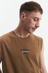 Musculosa blanca de algodón con corte oversize y estampado con texto en azul.