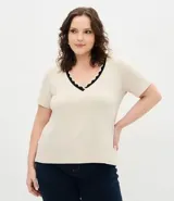 Blusa de manga corta confeccionada en viscolycra, con escote en V y detalle de cuello tejido con borde ondulado en contraste.