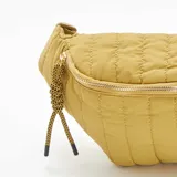 Riñonera acolchada color mostaza con correa ajustable y cierre dorado.