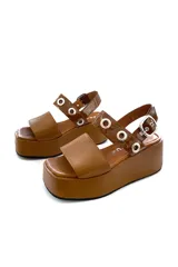 Sandalia de cuero color marrón con plataforma y ajuste con hebilla.